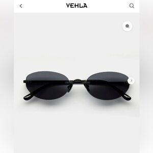VEHLA Cleo Sunglasses in Black / Smoke